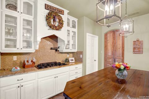 Single Family Residence in Hondo TX 1409 Woodland Ct 16.jpg
