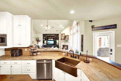 Single Family Residence in Hondo TX 1409 Woodland Ct 15.jpg