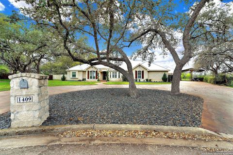 Single Family Residence in Hondo TX 1409 Woodland Ct 10.jpg