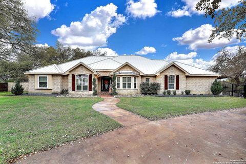 Single Family Residence in Hondo TX 1409 Woodland Ct 2.jpg