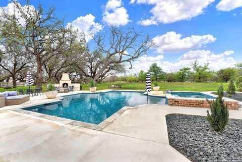 Single Family Residence in Hondo TX 1409 Woodland Ct 7.jpg