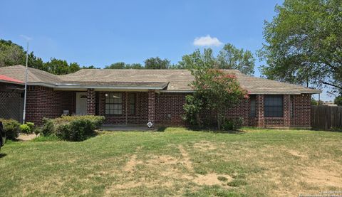 Single Family Residence in Lytle TX 19229 blume Dr.jpg