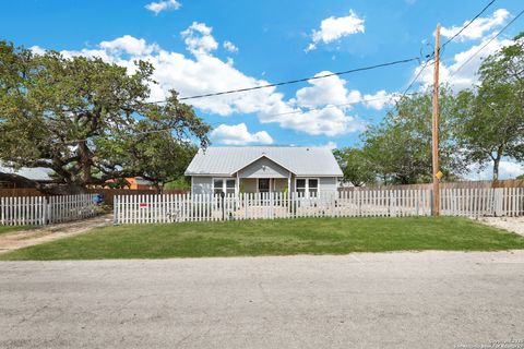 Single Family Residence in Devine TX 507 Hayden Ave.jpg