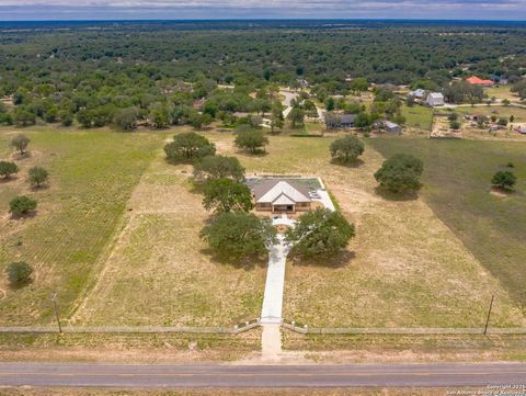 Single Family Residence in Natalia TX 3172 Ih 35.jpg