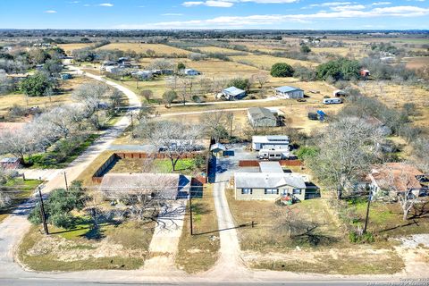Single Family Residence in Hondo TX 505/509 Hwy 173.jpg