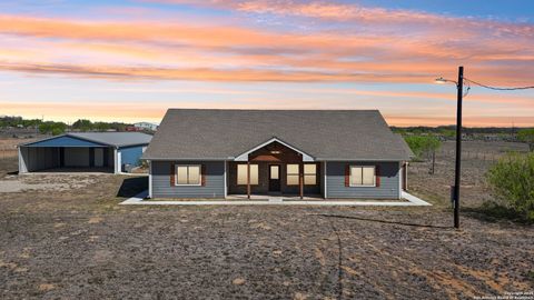 Single Family Residence in Devine TX 1783 county road 7711.jpg