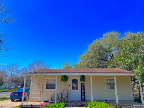 Single Family Residence in Beeville TX 308 Alta Vista Blvd.jpg