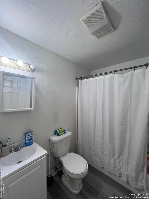Single Family Residence in Beeville TX 308 Alta Vista Blvd 2.jpg