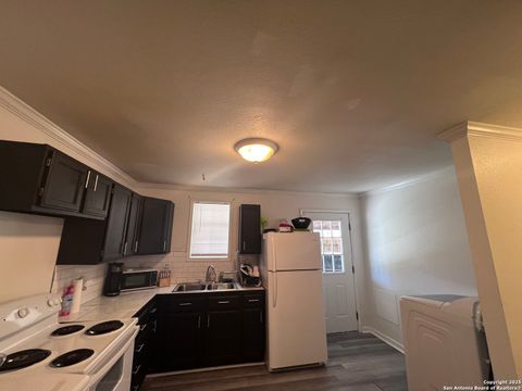 Single Family Residence in Beeville TX 308 Alta Vista Blvd 3.jpg