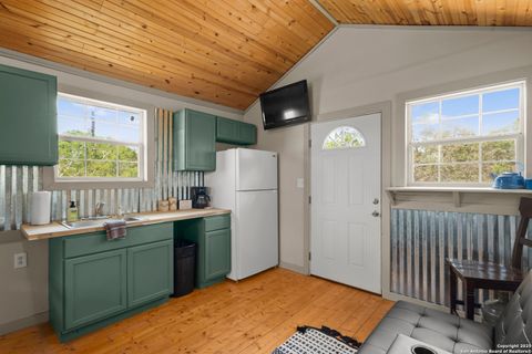 Single Family Residence in Bandera TX 539 Rio Luna Dr.jpg
