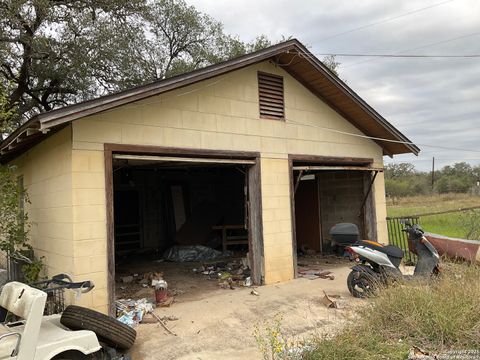 Single Family Residence in Mico TX 3020 County Road 265 22.jpg