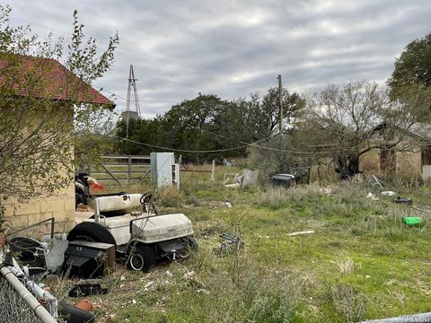Single Family Residence in Mico TX 3020 County Road 265 19.jpg