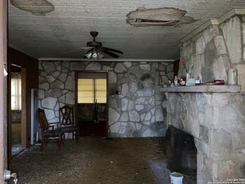 Single Family Residence in Mico TX 3020 County Road 265 6.jpg