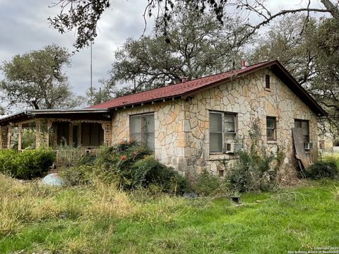 Single Family Residence in Mico TX 3020 County Road 265 3.jpg