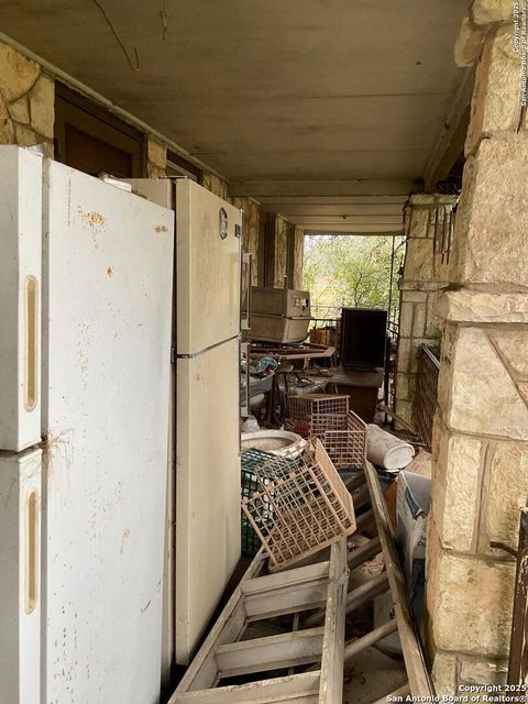 Single Family Residence in Mico TX 3020 County Road 265 17.jpg