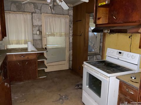 Single Family Residence in Mico TX 3020 County Road 265 15.jpg
