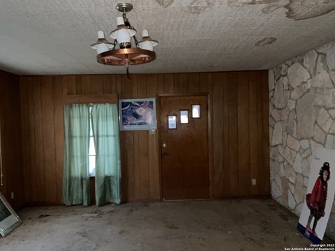 Single Family Residence in Mico TX 3020 County Road 265 14.jpg