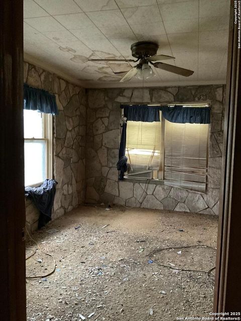 Single Family Residence in Mico TX 3020 County Road 265 8.jpg