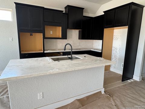 Single Family Residence in Castroville TX 193 Mountain Oak 4.jpg