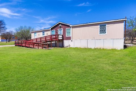 Manufactured Home in Castroville TX 364 County Road 5635.jpg
