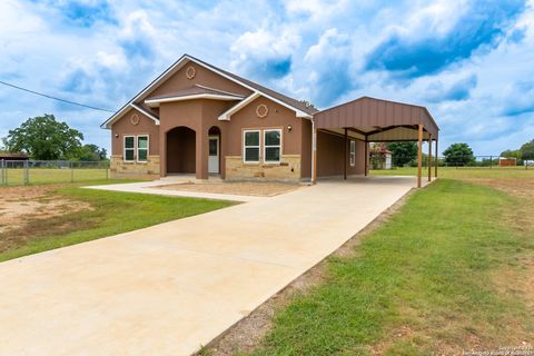 Single Family Residence in Lytle TX 18687 Rolling Meadow.jpg