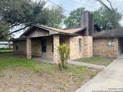 Single Family Residence in George West TX 202 E Houston St.jpg
