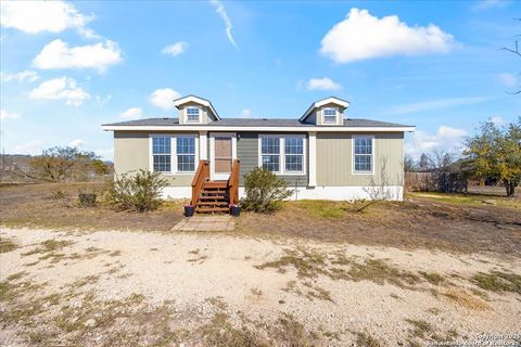 Manufactured Home in Castroville TX 101 County Road 5605.jpg