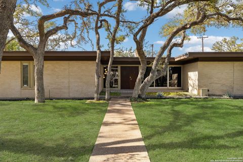 Single Family Residence in Castle Hills TX 225 Carolwood Dr.jpg