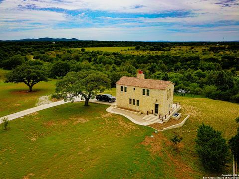 Single Family Residence in Bandera TX 925 Martingale Trail.jpg