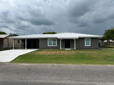 Single Family Residence in Karnes City TX 204 Burton St.jpg