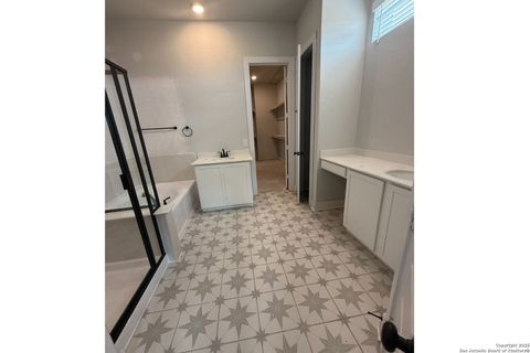 Single Family Residence in Castroville TX 547 White Oak 4.jpg