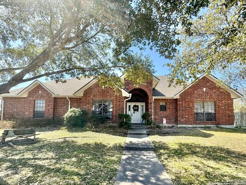 Single Family Residence in Karnes City TX 820 Chula Vista.jpg