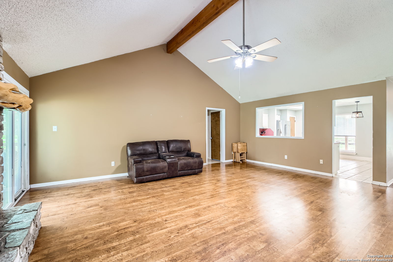 Single Family Residence in Bandera TX 1608 Kings Ranch Rd 8.jpg