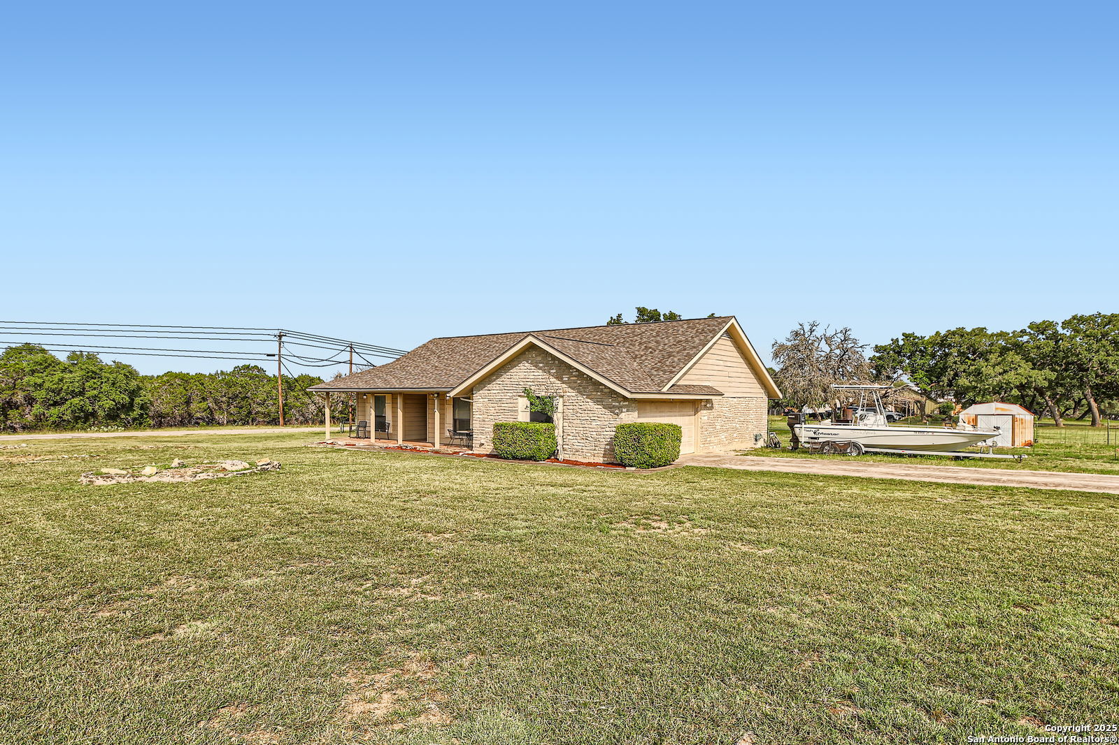Single Family Residence in Bandera TX 1608 Kings Ranch Rd 3.jpg