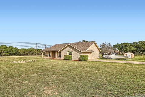 Single Family Residence in Bandera TX 1608 Kings Ranch Rd 3.jpg