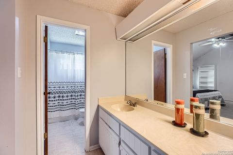 Single Family Residence in Bandera TX 1608 Kings Ranch Rd 16.jpg