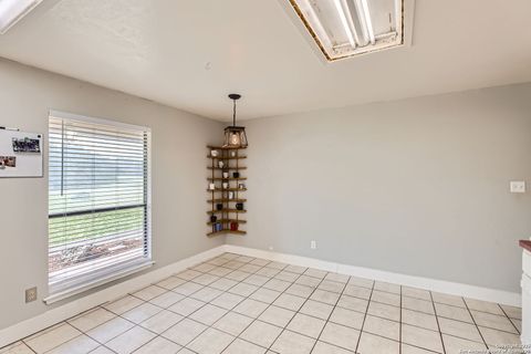 Single Family Residence in Bandera TX 1608 Kings Ranch Rd 13.jpg
