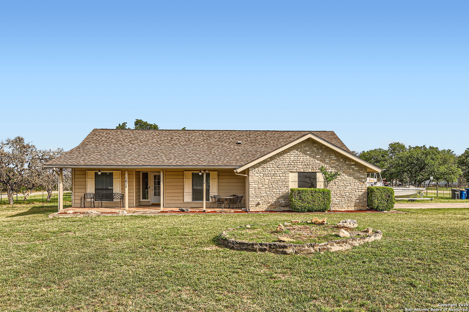 Single Family Residence in Bandera TX 1608 Kings Ranch Rd 2.jpg