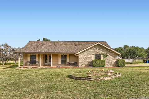 Single Family Residence in Bandera TX 1608 Kings Ranch Rd 2.jpg