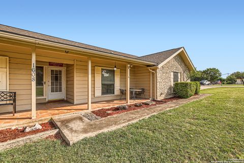 Single Family Residence in Bandera TX 1608 Kings Ranch Rd 4.jpg