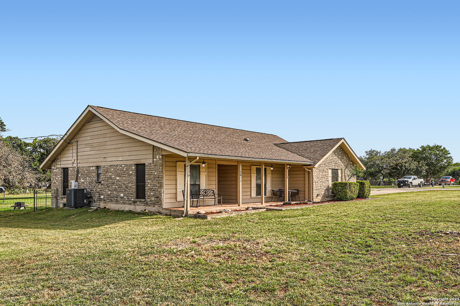 Single Family Residence in Bandera TX 1608 Kings Ranch Rd 1.jpg