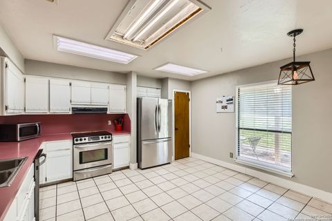 Single Family Residence in Bandera TX 1608 Kings Ranch Rd 10.jpg
