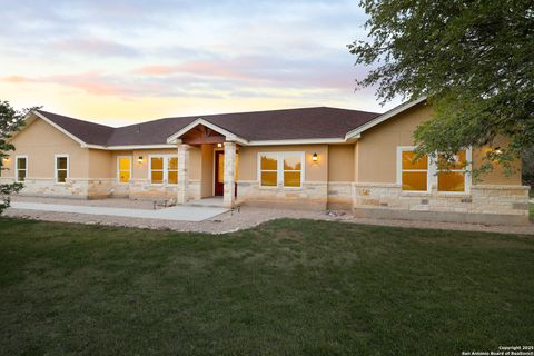 Single Family Residence in Pipe Creek TX 144 Vaquero Ct.jpg