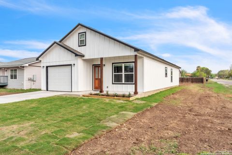 Single Family Residence in Hondo TX 1702 17th St.jpg