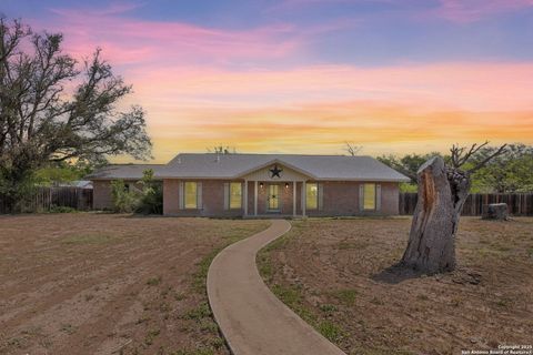 Single Family Residence in Hondo TX 1312 Acorn Rd.jpg