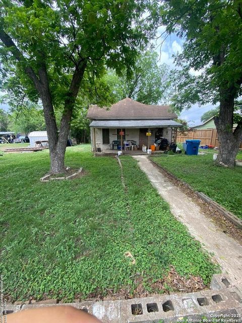 Single Family Residence in Kerrville TX 1121 North Street.jpg