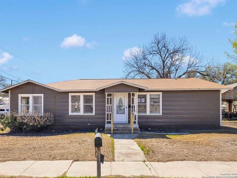 Single Family Residence in Hondo TX 1101 22nd St.jpg