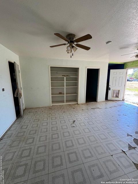 Single Family Residence in Medina TX 192 Finch Dr 10.jpg