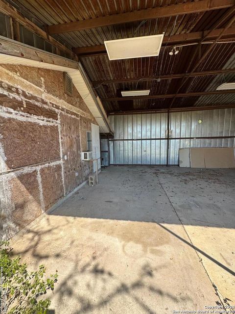 Single Family Residence in Medina TX 192 Finch Dr 13.jpg