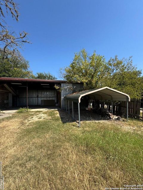 Single Family Residence in Medina TX 192 Finch Dr 20.jpg